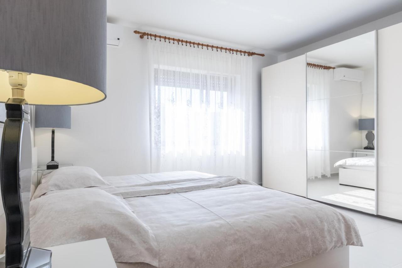 Apartments Zdenka Ровинско село Екстериор снимка