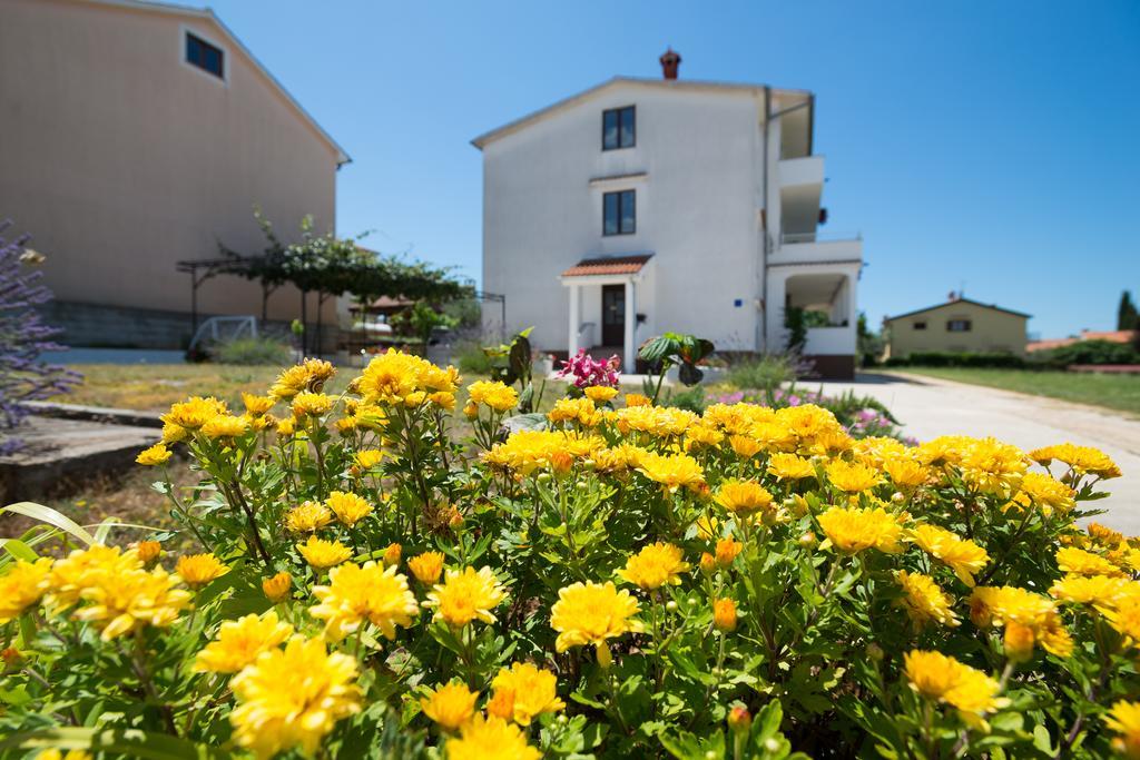 Apartments Zdenka Ровинско село Екстериор снимка
